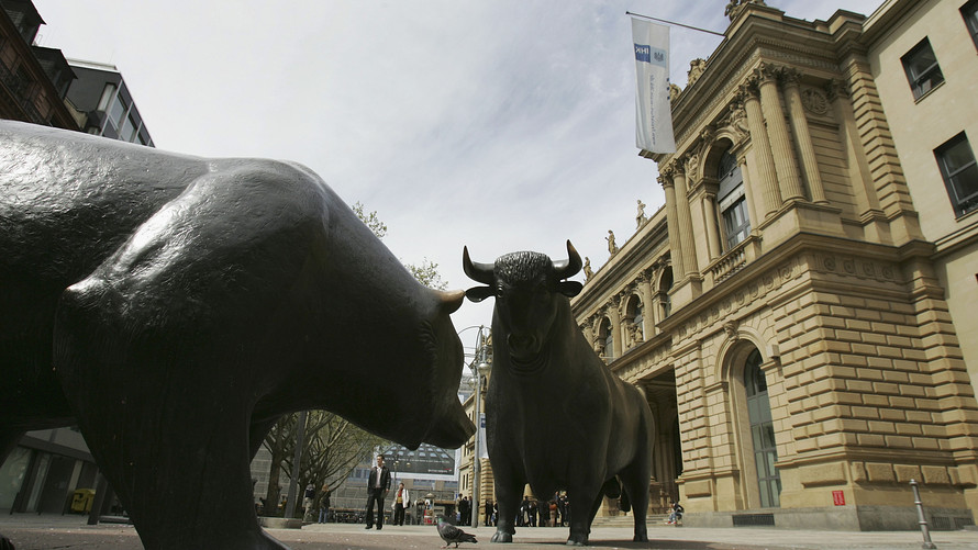 Statues of a bear and a bull advancing at each other | Dailycoin.com