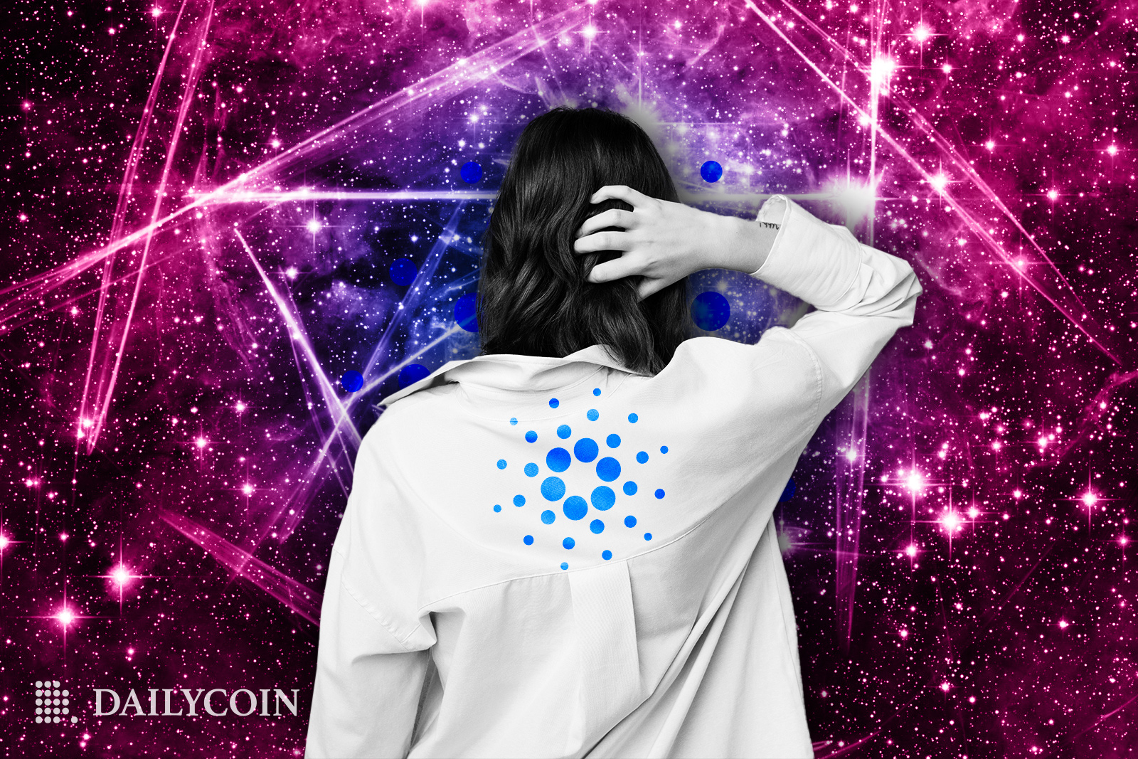 Eine Frau, die ein Hemd mit Cardano-Logo trägt und auf das Blockchain-Netzwerk starrt.